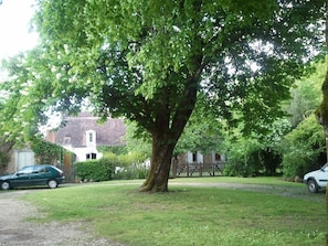 VUE DEPUIS L ALLEE/ THE HOUSE FROM THE ALLEY