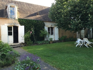 GRANDE COUR DEVANT/FRONT LAWN