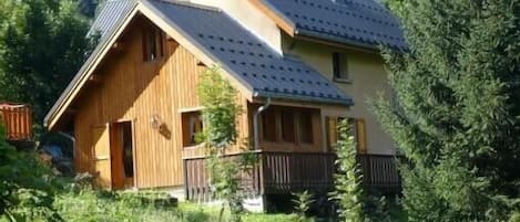 Le chalet en été (côté salle à manger).