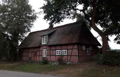 Casa de entramado de madera cerca de Teufelsmoor entre Hamburgo y Bremen