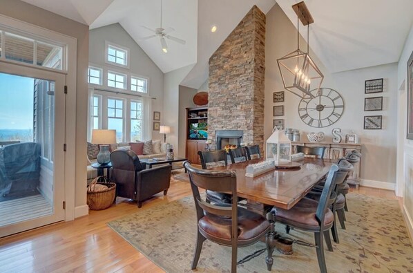 Dining Room Area--- Large Table 