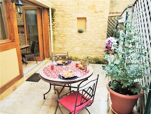 The private yard 