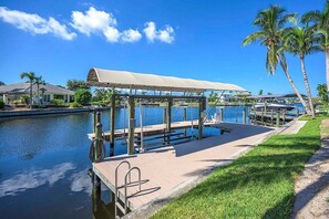 Boat Dock and Lift  15 min Gulf Access
