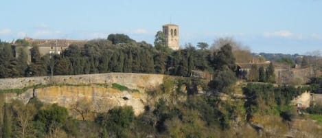 Le clocher de Moussoulens, vu depuis l'autre coté de la vallée