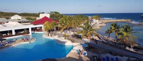 Piscine et plage privée