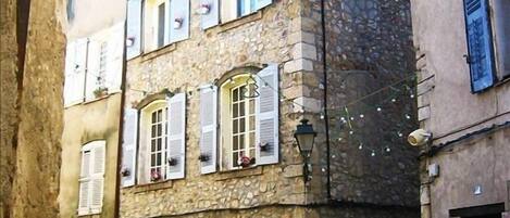 Exterior View at the corner of Rue du Docteur Rayol & Rue du Pont (to the right)