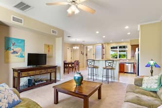 Indulge in Luxurious poolside living: Ground Floor Condo in Waikoloa