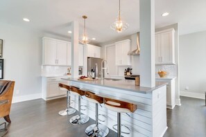 The kitchen bar has 4 hydraulic barstools made with real wood and leather. 