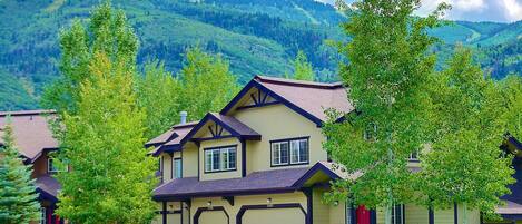 Beautiful home in the mountains & quiet neighborhood