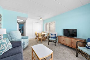 Decatur House 410 Oceanfront Living and Dining Area