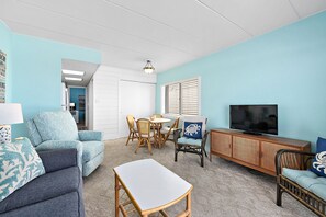 Decatur House 410 Oceanfront Living and Dining Area