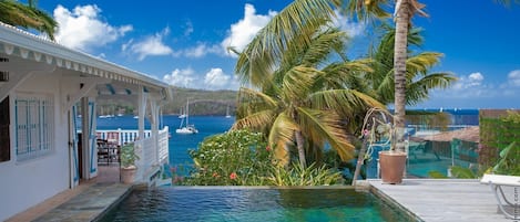 On profite d'une superbe vue sur la baie de Grande Anse...