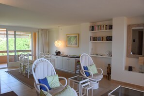 Apartment in front of the beach - Two  double rooms . pool-internet-parking.SPCB