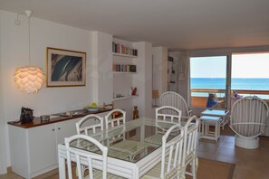 Apartment in front of the beach - Two  double rooms . pool-internet-parking.SPCB
