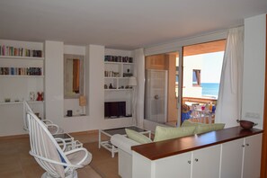 Apartment in front of the beach - Two  double rooms . pool-internet-parking.SPCB