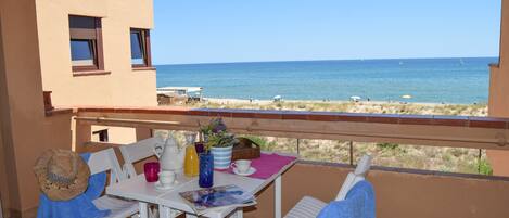 Apartment in front of the beach - Two  double rooms . pool-internet-parking.SPCB