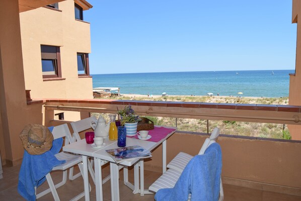 Apartment in front of the beach - Two  double rooms . pool-internet-parking.SPCB