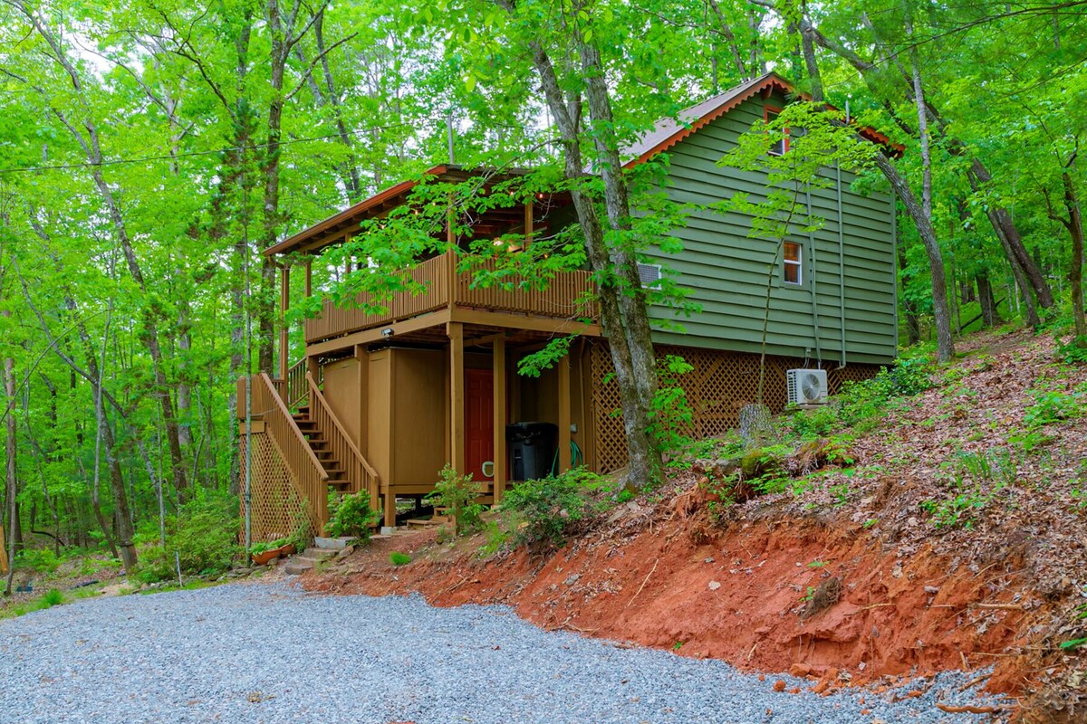 Dreamcatcher – Pet-Friendly Cozy Cabin w/Hot Tub Near Downtown Helen