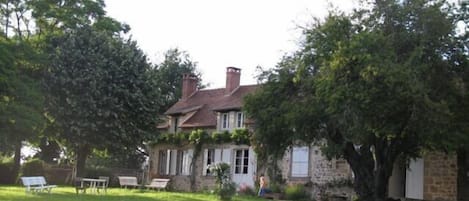 Vue de la maison depuis le jardin