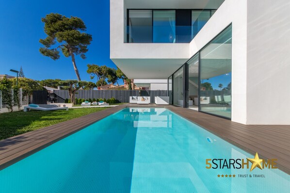 Garden with pool, sunbeds and chill-out 