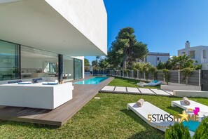 Garden with pool, sunbeds and chill-out 