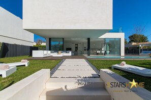 Garden with pool, sunbeds and chill-out 
