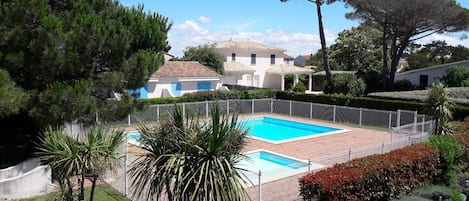 La piscine de la Résidence vue du balcon et du séjour.