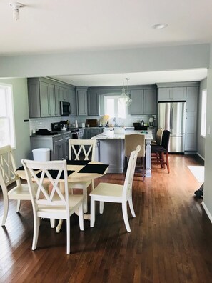 Dining area to kitchen