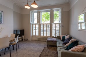 Light and airy kitchen/living room with Smart TV and Wifi