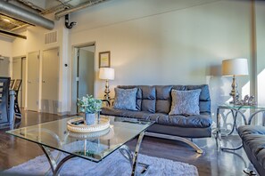 Furniture, Living Room, Room, Indoors, Table