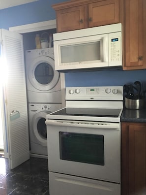 Convenience of Washer/ Dryer in unit!
