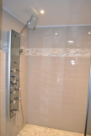 Room,Indoors,Bathroom,Shower Faucet