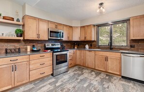 Room, Indoors, Oven, Flooring, Kitchen