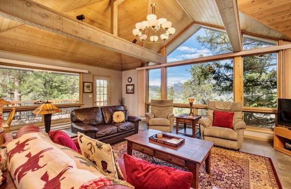 Living Room, Indoors, Room, Furniture, Building