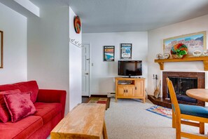Living Room, Furniture, Indoors, Home Decor, Screen