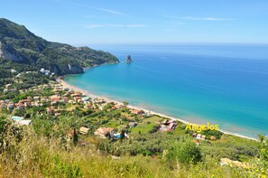 Die vier Ferienhäuser “Angelos”,  ca. 50 m vom Sandstrand von Agios Gordios.