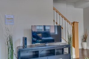 "Screen","Furniture","LCD Screen","TV","Television"