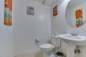 "Room","Indoors","Bathroom","Toilet","Sink"