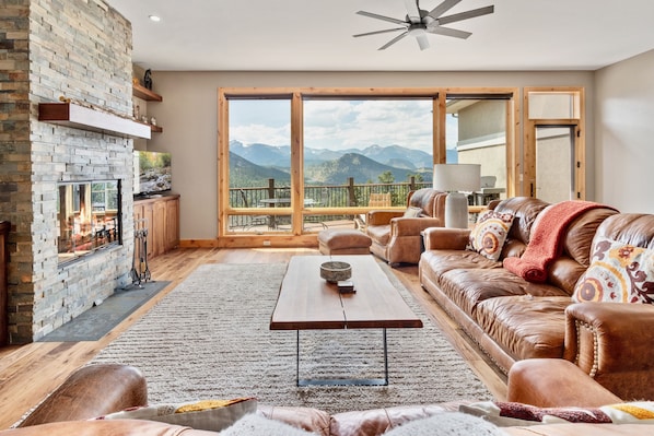 Indoors, Home Decor, Furniture, Living Room, Coffee Table