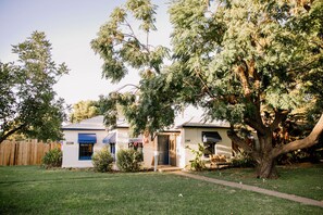 Sarah's Sanctuary - 2 Bd / 2 Ba house on corner lot with backyard pool.