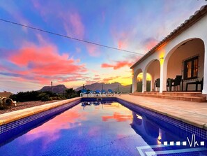 Ruhige Ferienvilla mit privatem Pool, Meer- und Bergblick