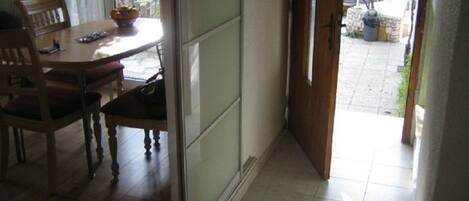 A4 Teuta(2+2): hallway