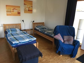 Schlafbereich der Wohnung. Die Betten sind getrennt, können bei Bedarf zusammen geschoben werden.