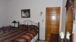 nice bedroom with plenty of space