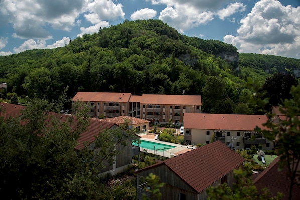 You will love to enjoy a relaxing vacation at this prime destination!