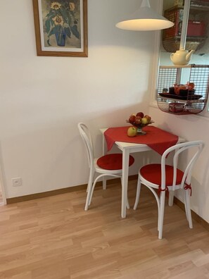 Hall with small breakfasttable