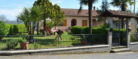 LA CASA IN COLLINA DALLA MAYE