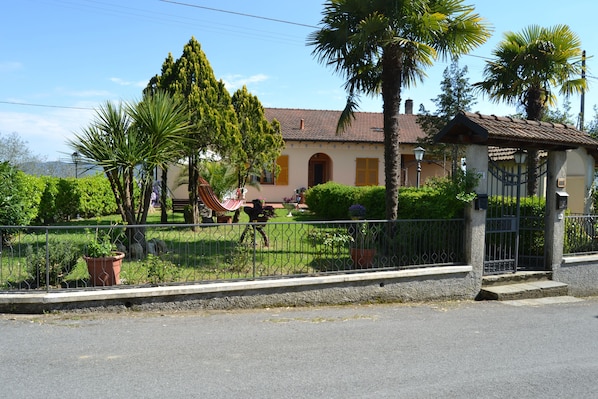 LA CASA IN COLLINA DALLA MAYE