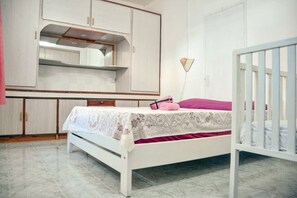 Schlafzimmer mit Kinderbett