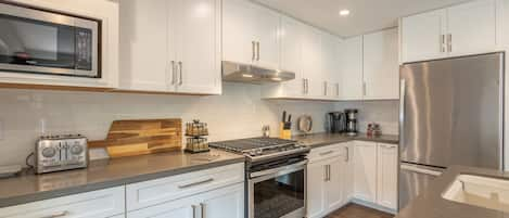 The suite offers a full size kitchen. The kitchen is fully equipped for cooking.